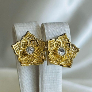 Brinco flor com ponto de luz