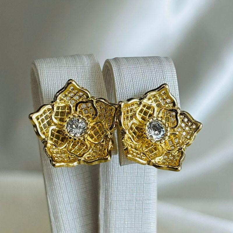 Brinco flor com ponto de luz