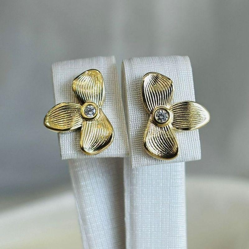 Brinco meia flor com ponto de luz