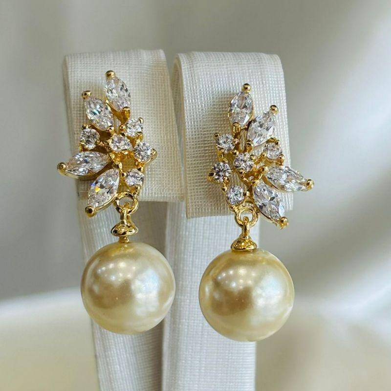 Brinco navetes com pérola pendurada