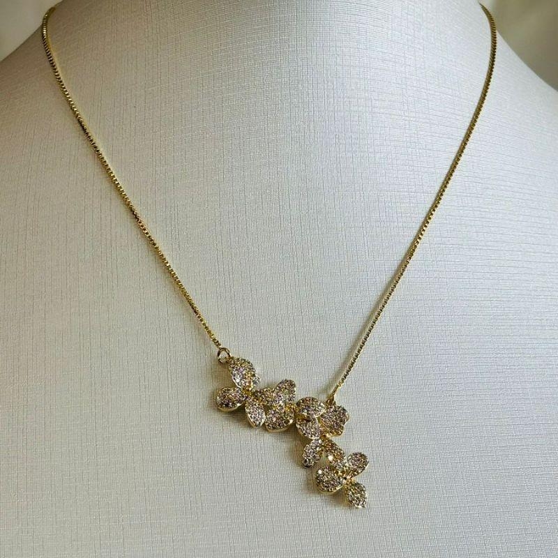 Colar flores cravejadas